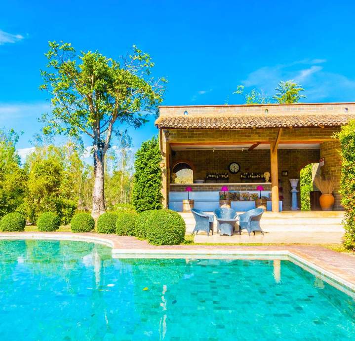 Nous réalisons votre pool house sur mesure.